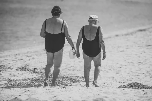 Dos mujeres playa fotos de stock, imágenes de Dos mujeres playa ...